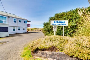 Exterior detail - Family-Friendly Oceanfront Condo with Free WiiFi, Ocean Views & Easy Beach Access (Rockaway Beach)