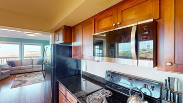 Réfrigérateur, micro-ondes, four, plaque de cuisson