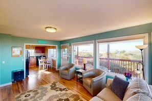 TV, DVD player, books - Family-Friendly Oceanfront Condo with Free WiiFi, Ocean Views & Easy Beach Access (Rockaway Beach)