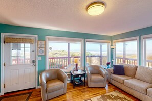 TV, DVD player, books - Family-Friendly Oceanfront Condo with Free WiiFi, Ocean Views & Easy Beach Access (Rockaway Beach)