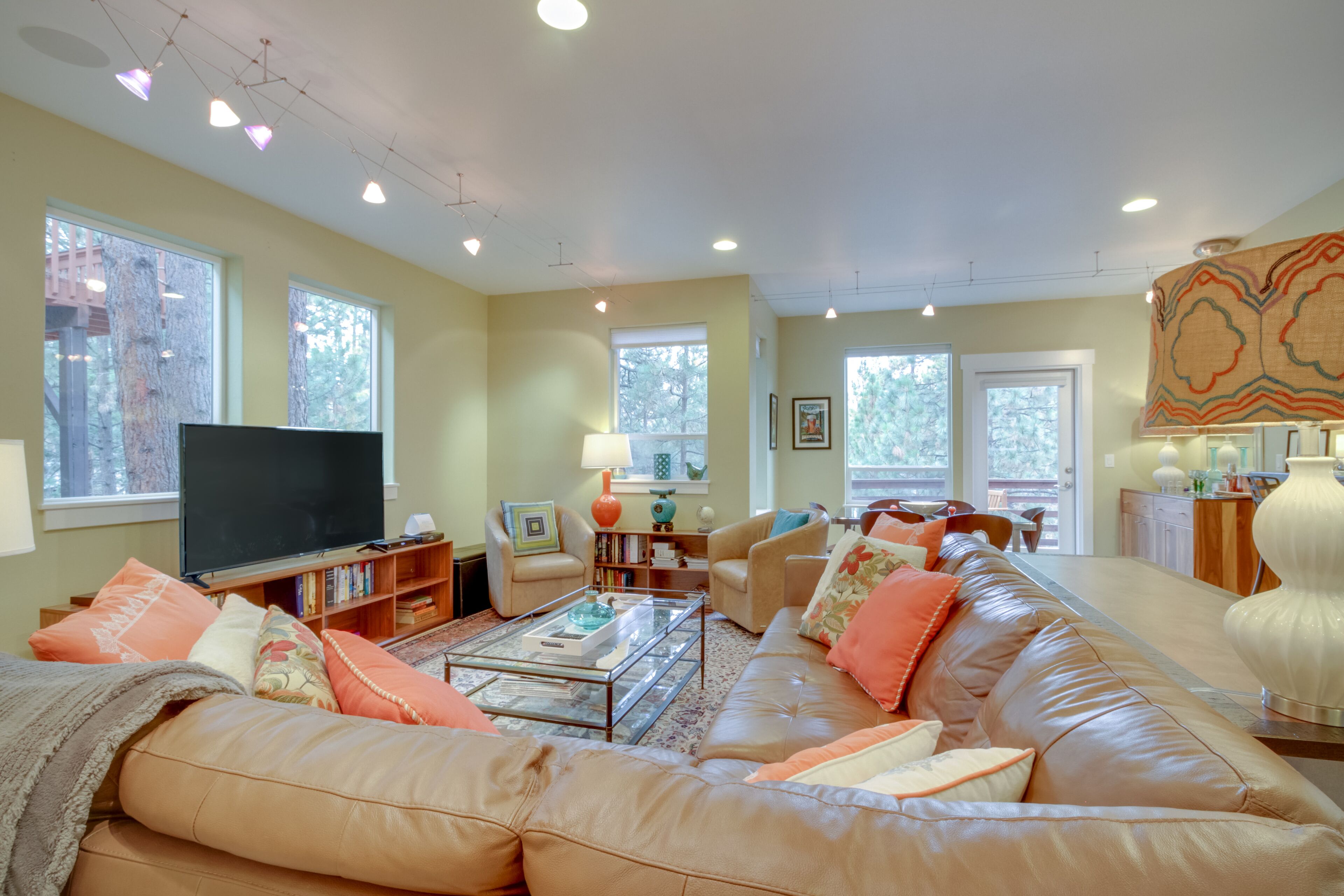 Inviting home with private hot tub & deck - walk to cafes, breweries & the river