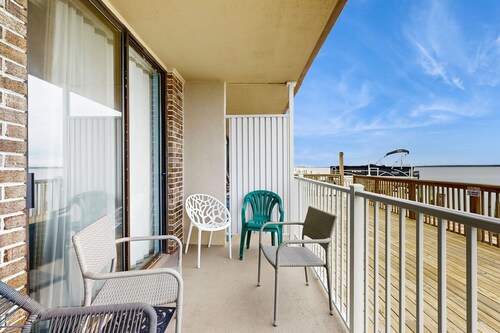 Bayfront condo with bay view, WiFi, washer/dryer & furnished patio