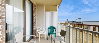 Bayfront condo with bay view, WiFi, washer/dryer & furnished patio