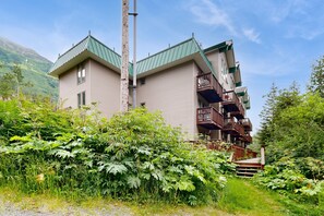 Exterior - Condo features convenient location near skiing, hiking, biking, & natural beauty (Girdwood)