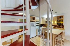 Fridge, microwave, oven, stovetop - Renovated condo with mountain views, fireplace & spiral staircase - walk to lift (Girdwood)