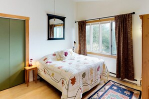 2 bedrooms, free Internet, bed sheets - Renovated condo with mountain views, fireplace & spiral staircase - walk to lift (Girdwood)