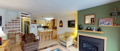 Fernseher, Kamin, DVD-Player