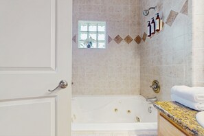 Articles de toilette gratuits, sèche-cheveux, serviettes fournies