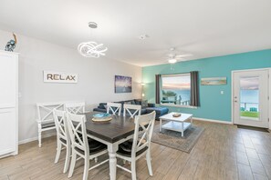 Televisie, een dvd-speler en een stereo