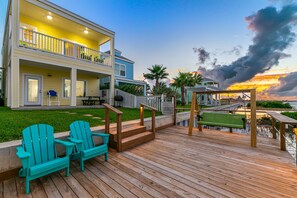 Terrace/patio - Bayfront Home with Shared Pool, Dock, Balcony, Playground and Washer/Dryer (Port Isabel)