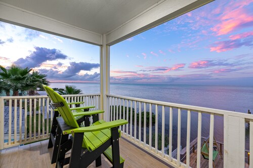 Bayfront Home with Shared Pool, Dock, Balcony, Playground and Washer/Dryer