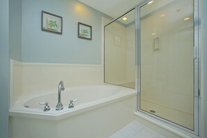 Badewanne, Haartrockner, Handtücher, Seife