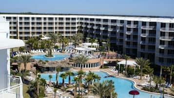 Een buitenzwembad en een verwarmd zwembad