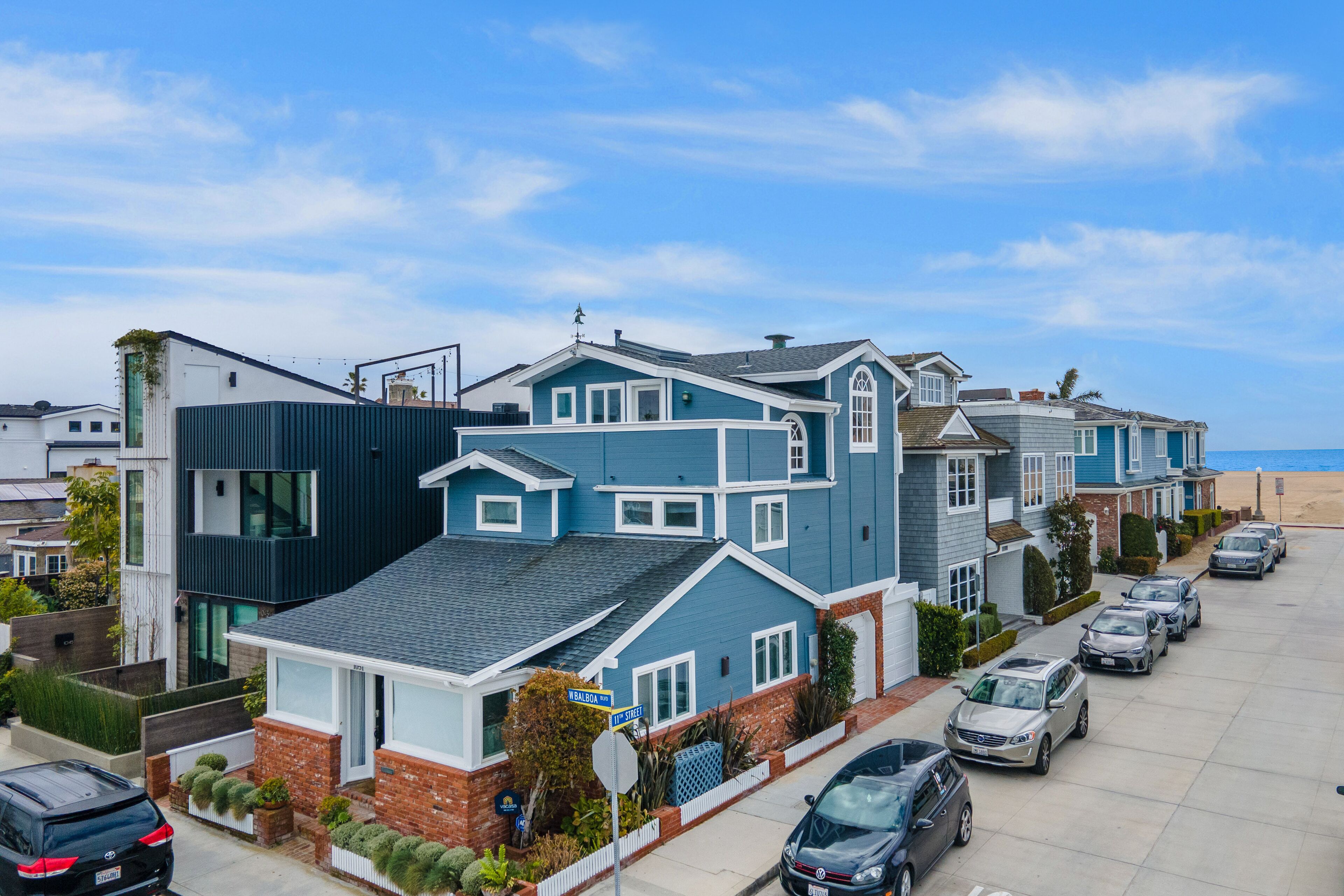 Ocean-view house steps from beach with fireplace & deck - snowbird-friendly
