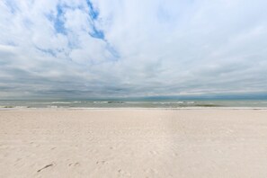 On the beach - Ocean-front condo with WiFi, pool & Gulf views - steps to the beach (Holmes Beach)