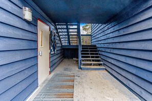 Interior - Ski-in/out condo near hiking & town with sauna & deck with amazing views (Girdwood)