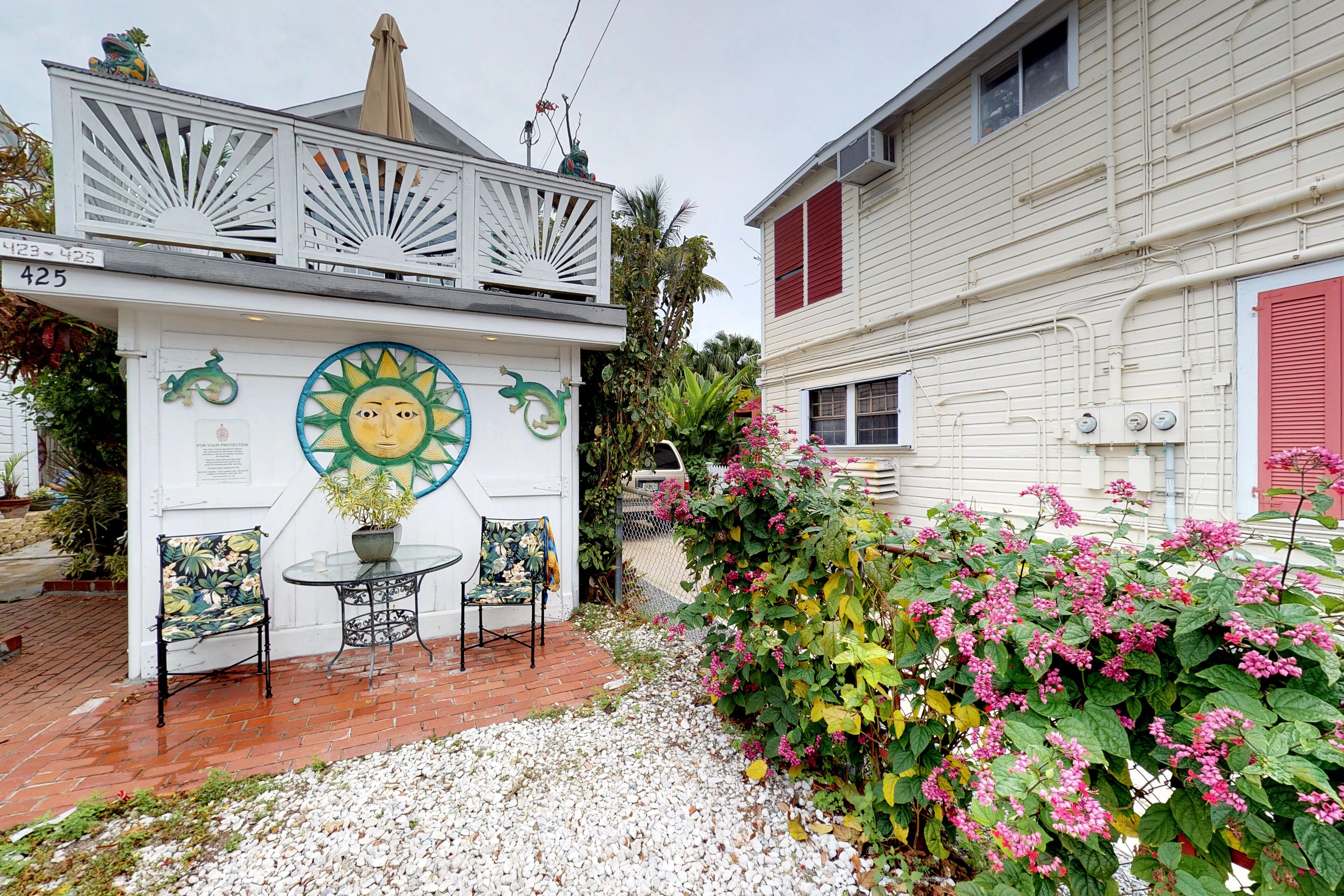 Heart of Old Town getaway, perfect romantic retreat - near the action
