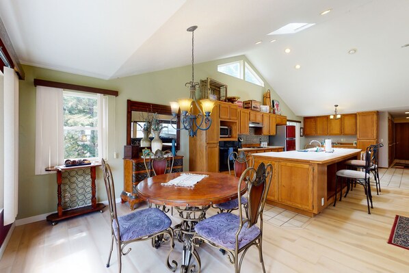 Dining - Dog-friendly home w/ bay views - easy access to the river & in-town convenience (Florence)