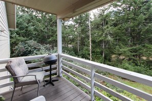 Property grounds - Dog-friendly home w/ bay views - easy access to the river & in-town convenience (Florence)