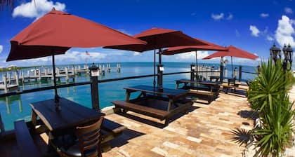 Private Tropical Beach • No Stairs • Pool • Fun Activities-Oceanside Restaurants