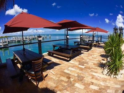 Private Beach-Pool-King Bed-No Stairs-Family Friendly-Relax-Play Together!