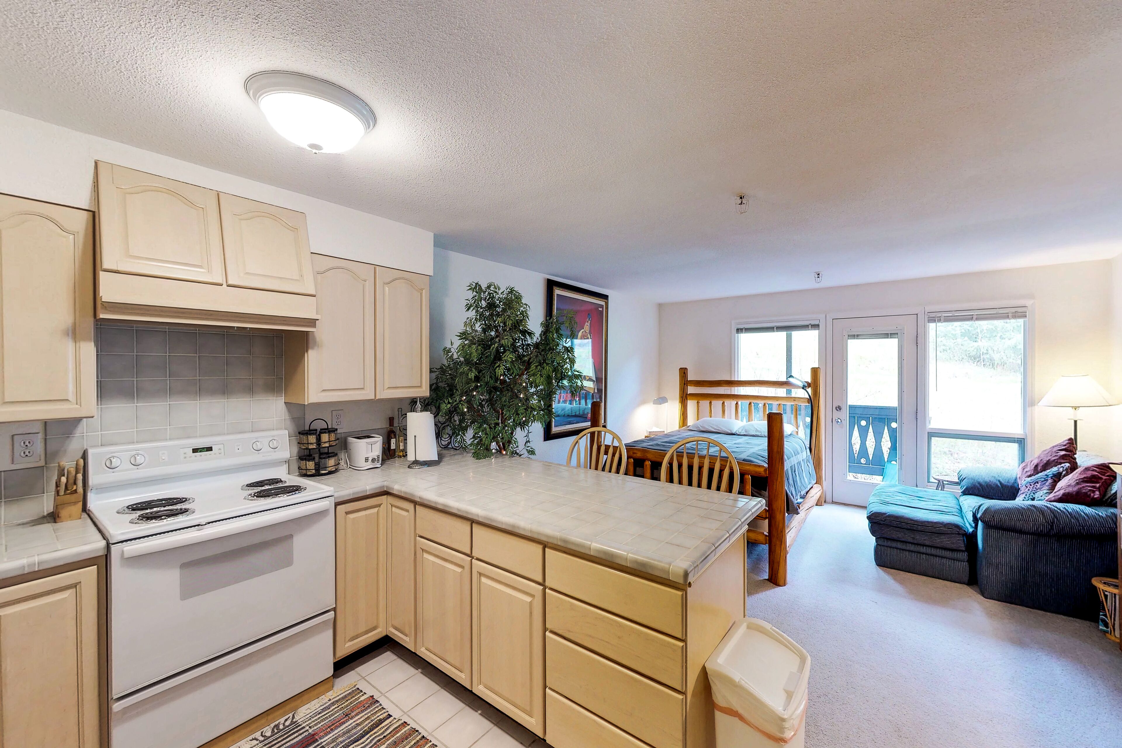 Jääkaappi, mikroaaltouuni, uuni, liesi