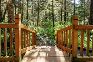 Property grounds - Comfy chalet with private hot tub, 2 fireplaces - near trails & slopes, dogs OK (Girdwood)