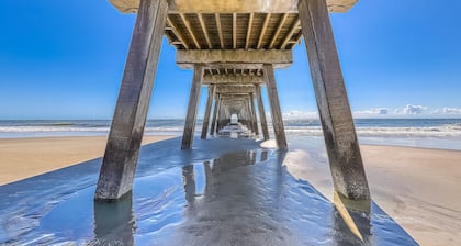 Beachy dog-friendly home, blocks to the restaurants, fishing pier & beach