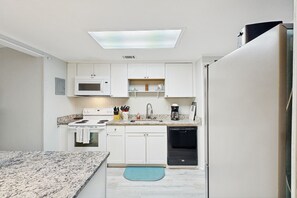 Køleskab, mikrobølgeovn, ovn, kogeplade