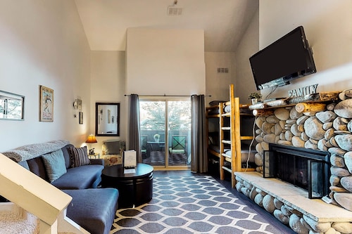 Lovely Studio Remodeled in 2020 with Shared Pool, Hot Tub & Lift Access