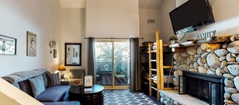 Lovely Studio Remodeled in 2020 with Shared Pool, Hot Tub & Lift Access