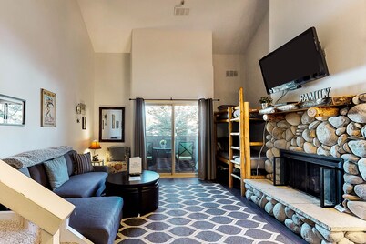 Lovely Studio Remodeled in 2020 with Shared Pool, Hot Tub & Lift Access