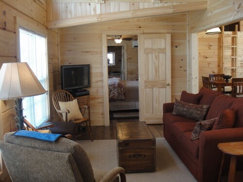 Private Log Cabin - Hot Tub, NEW SatelliteWi-Fi, Fireplace, Sm Pet Considered