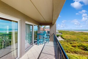 Terrace/patio - Oceanview Condo with Shared Pool Near Beach, Restaurants, Schlitterbahn (South Padre Island)