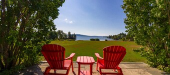 4エーカーの湖に面した2つの湖に面したキャビン、ポーチ、ドック、湖の景色