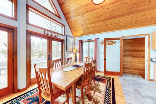 Lakefront, chalet-tyylinen koti w / iso kansi, laituri ja kauniit näkymät järvelle