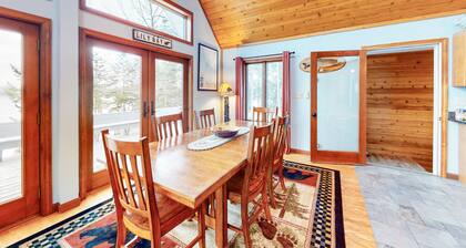 Lakefront, chalet-tyylinen koti w / iso kansi, laituri ja kauniit näkymät järvelle