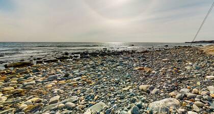 Charming cottage with washer/dryer and patio - walk to Long Sands Beach