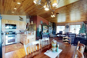 Dining - Modern and Roomy Family Cabin with a Full Kitchen - Walk to the Golf Course (New Meadows)