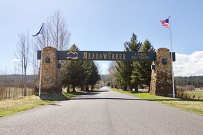 Exterior - Modern and Roomy Family Cabin with a Full Kitchen - Walk to the Golf Course (New Meadows)