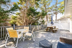 Outdoor dining - Spacious Family Home with Full Kitchen & Deck - Close to the Beach (Ocean City)