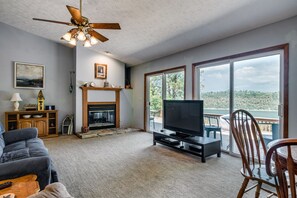 Una Smart TV, una chimenea, videojuegos, un reproductor de DVD