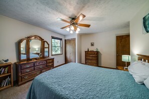 3 bedrooms, desk, iron/ironing board, travel cot