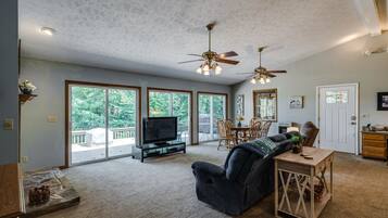 Een smart-tv, een open haard, videogames en een dvd-speler