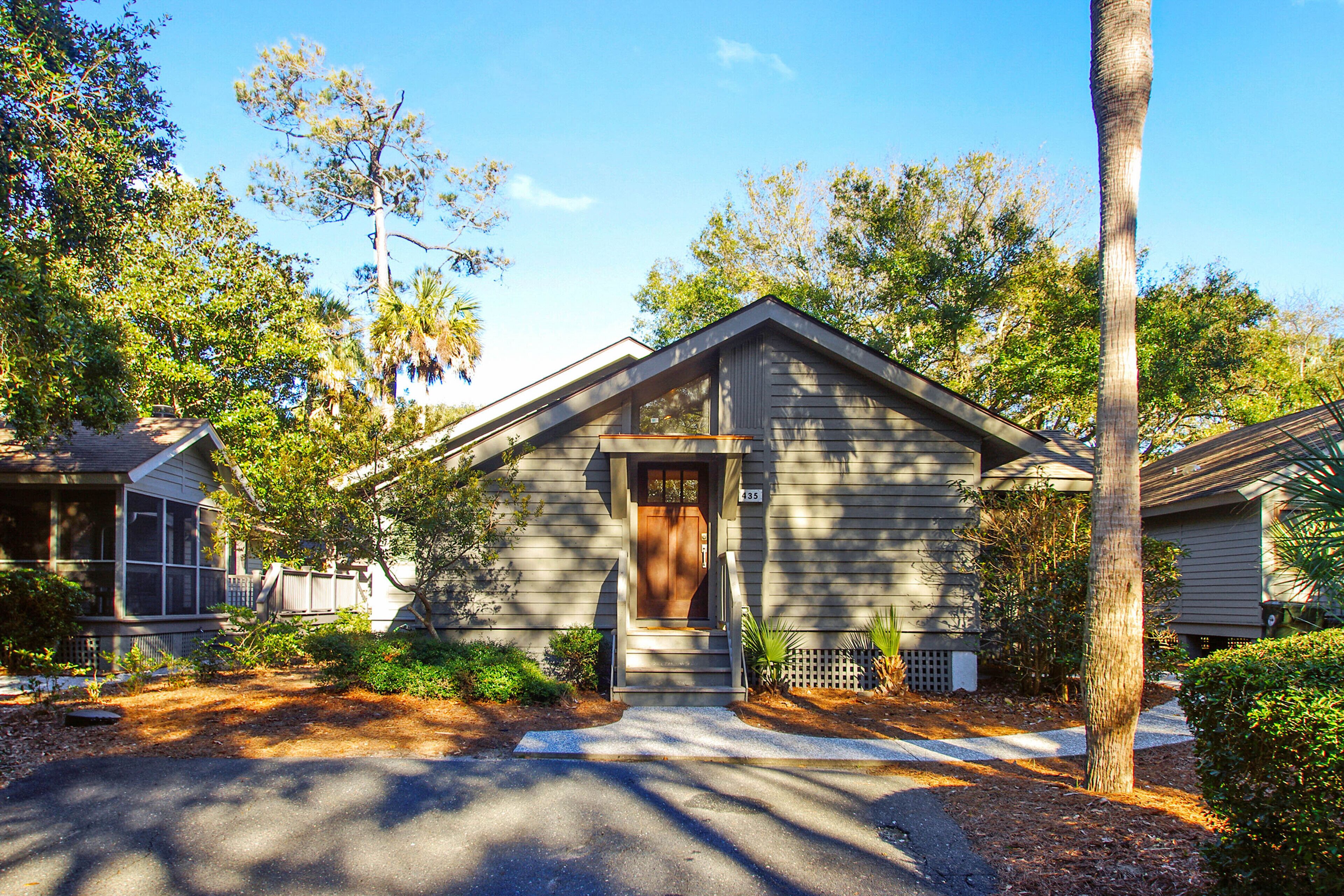 Renovated cottage w/ deck & screened porch - walk 150 yards to the beach