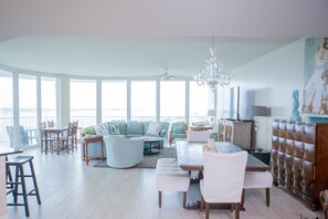 Smart-TV, DVD-spiller, bøker og kontorer