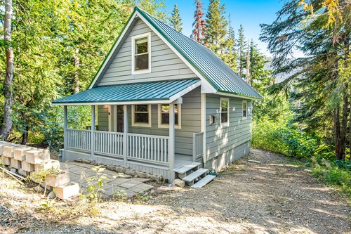 Walk to ski lift, contemporary cabin near mountain lakes - dog-friendly