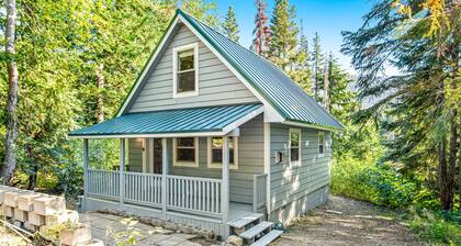 Walk to ski lift, contemporary cabin near mountain lakes - dog-friendly