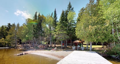 Hiljainen, koiraystävällinen, rantapaikka w / yksityinen ranta, telakka ja takka