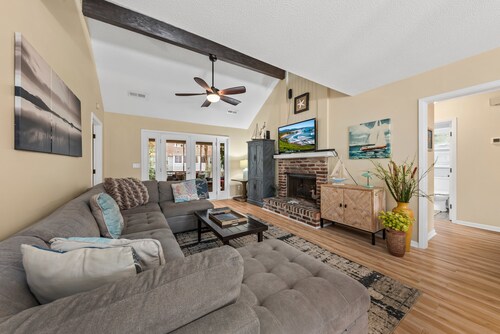 Bright Cottage! Bike to Beaches! Sleeps 8! Amenity access included! 2 dogs allowed